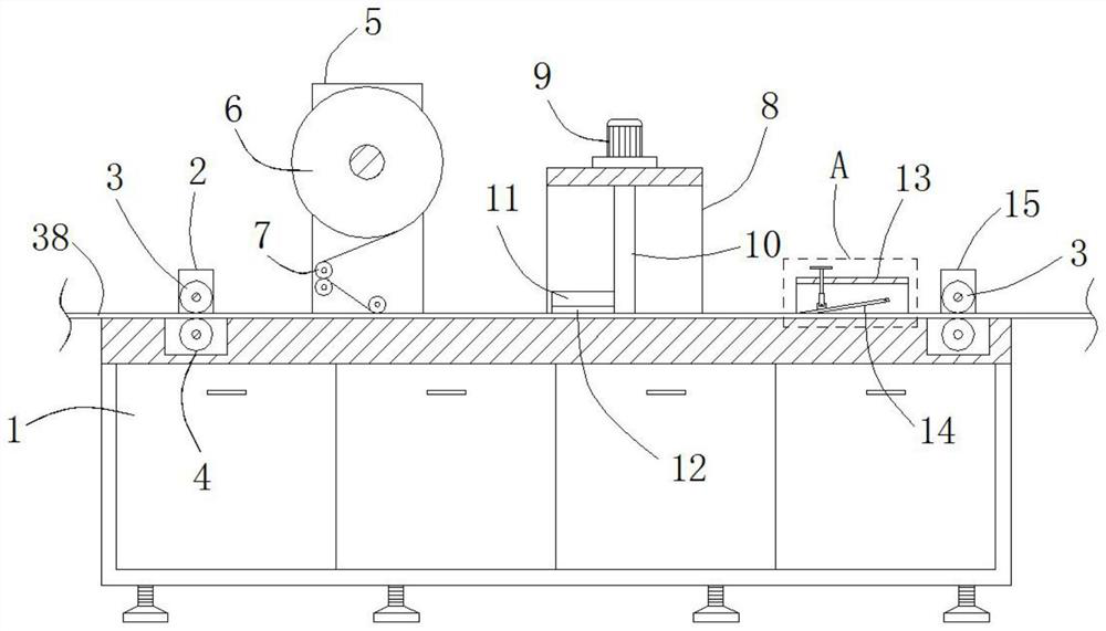 Squeezing type carton film laminating machine capable of avoiding bubbles