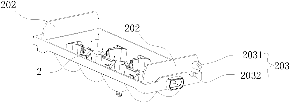 Ice making device and refrigerator with same