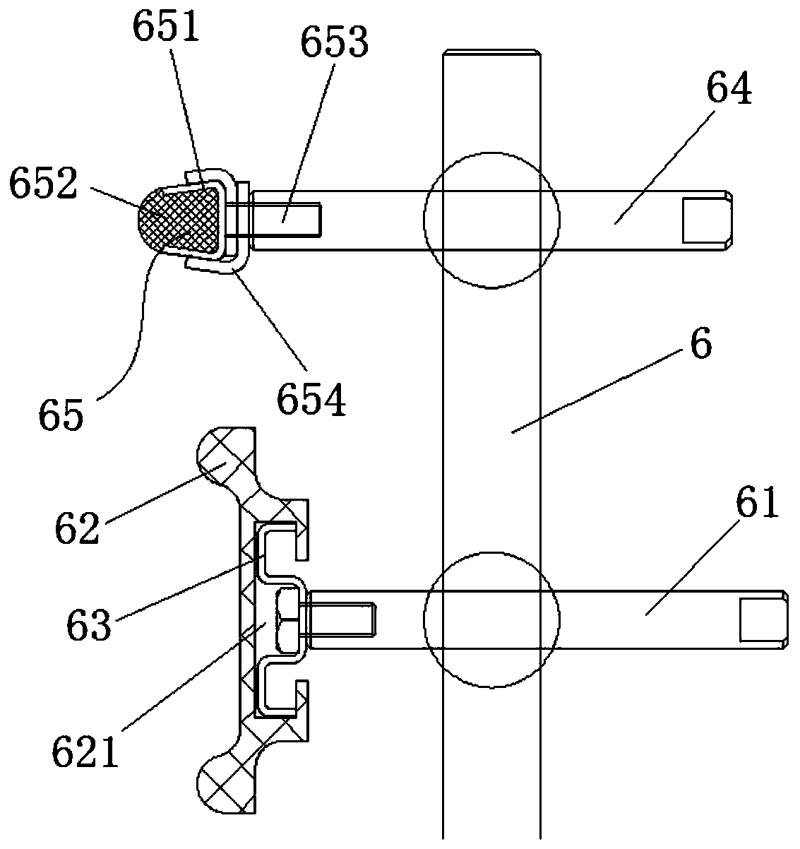 Big-gradient bottling container standing type conveying device