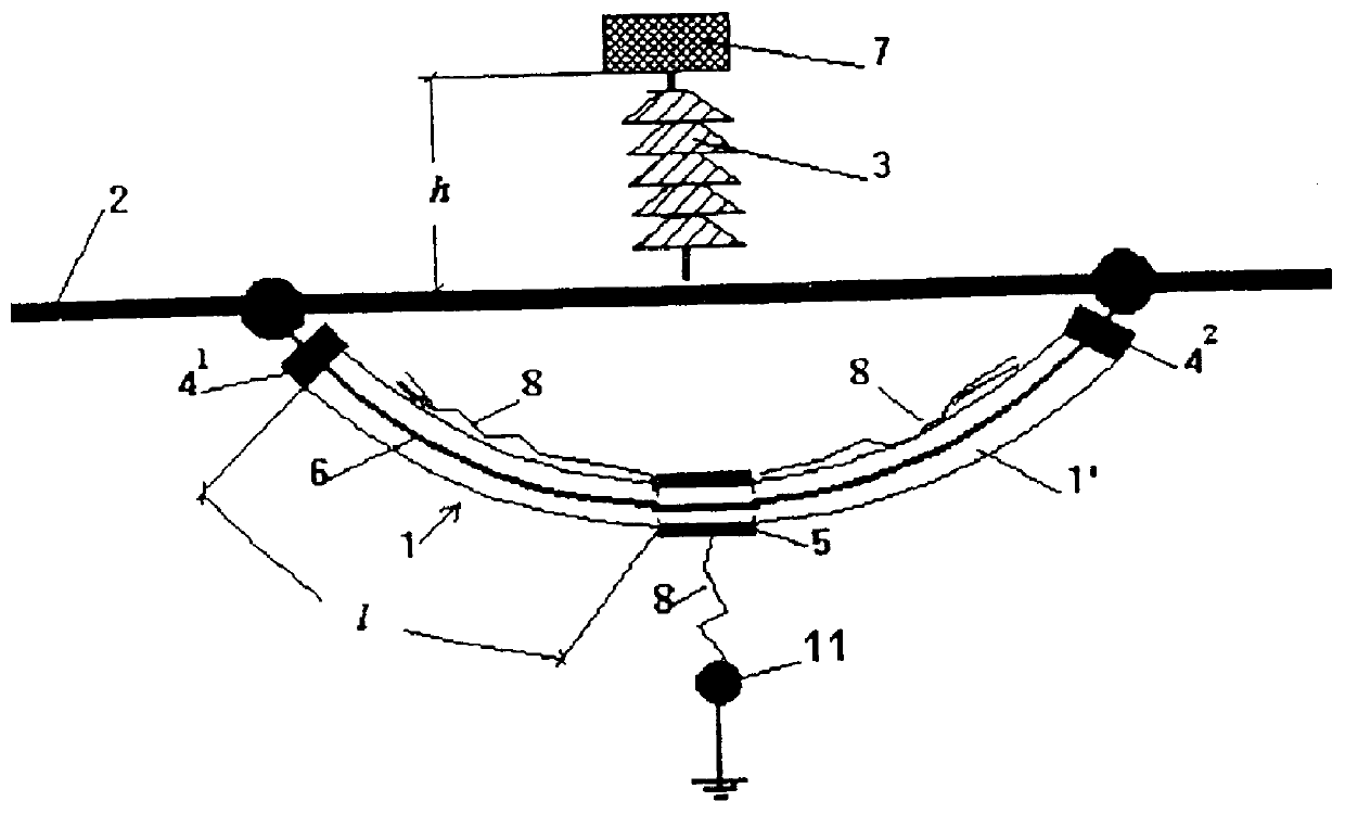 Electric power transmission line with protection devices against lightning overvoltages