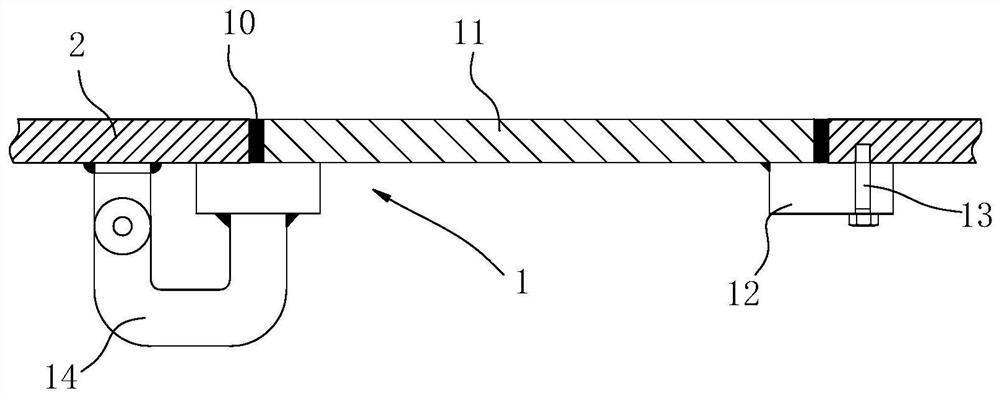 Marine equipment hoisting method and hatch cover assembly for eliminating space obstacles