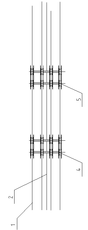 Self-lifting type cableway transporting device