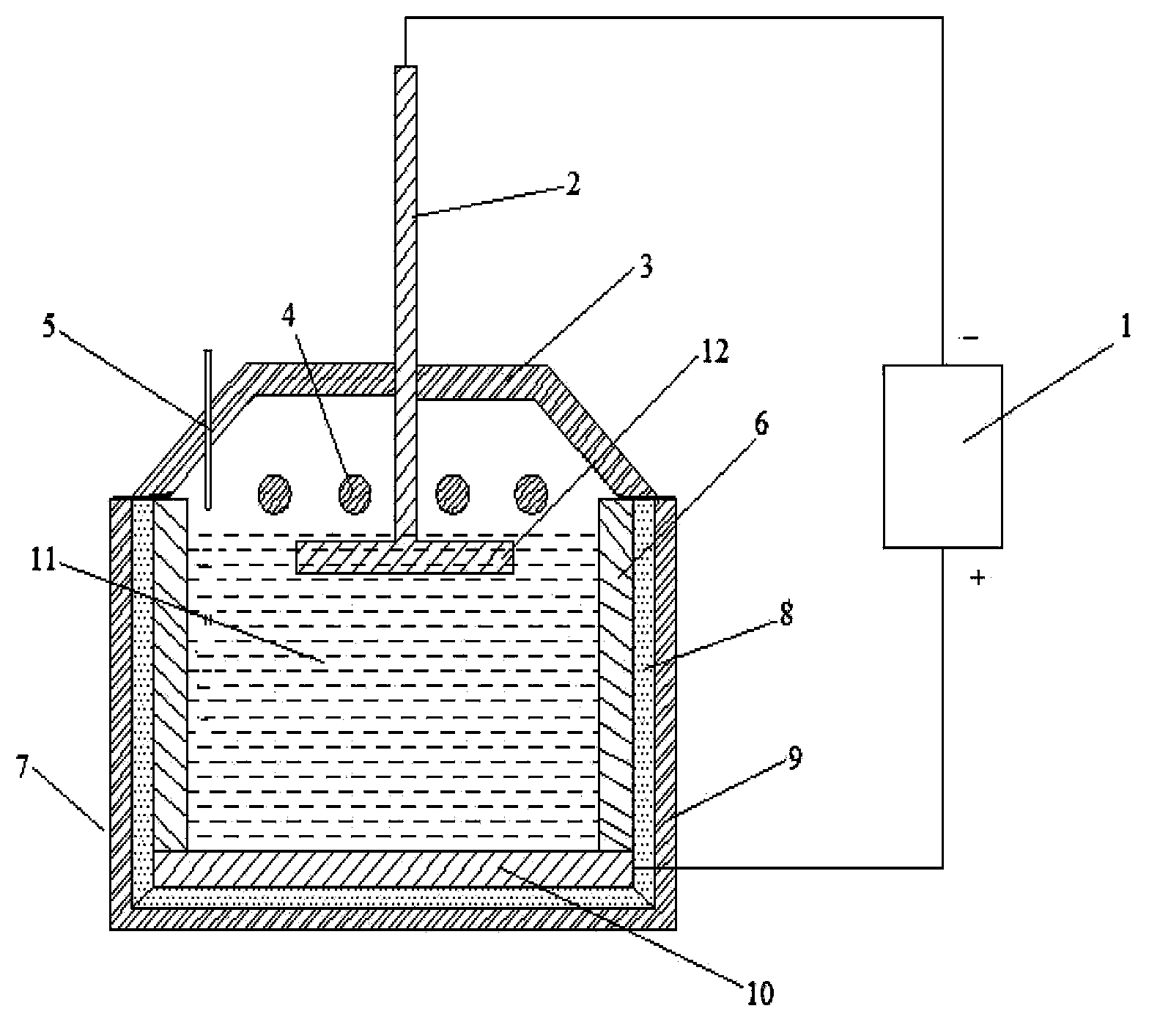 Method and device for removing metal impurities in polycrystalline silicon by directional solidification