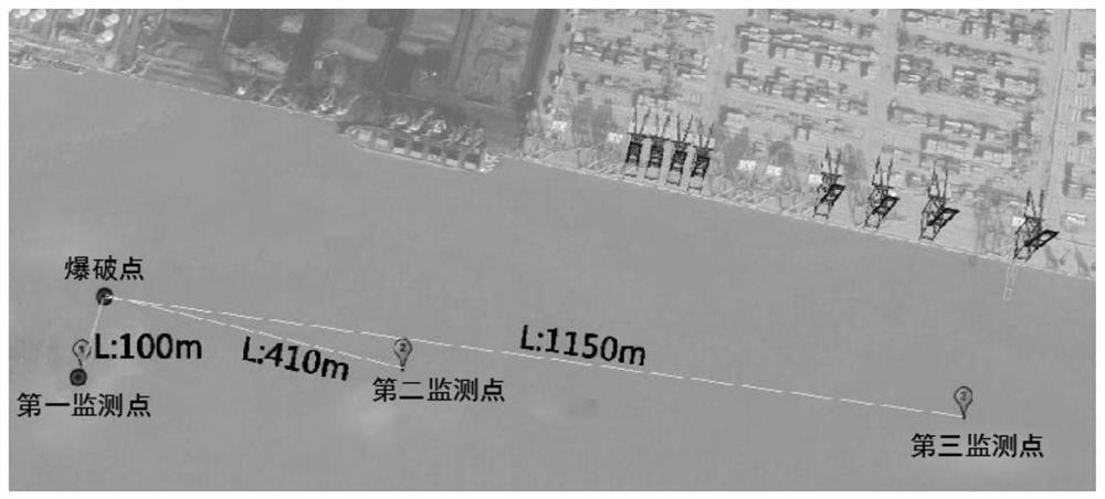 Construction method for reducing underwater blasting noise