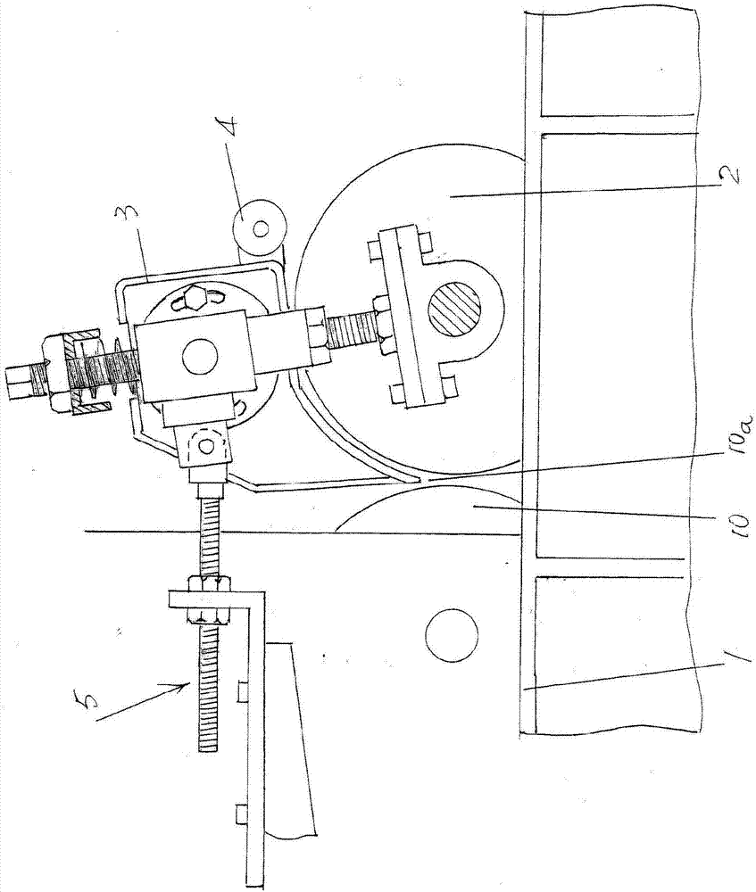 Cotton feeding device of carding machine with improved structure