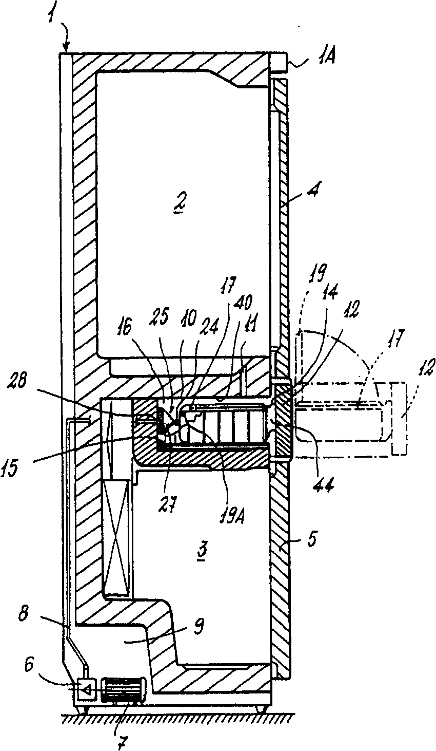 Vacuum freshness retaining box and household electrical appliance employing the same