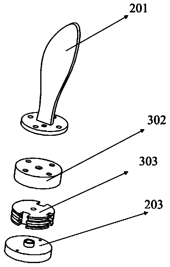 A marine adjustable pitch propeller control device driven by shape memory alloy