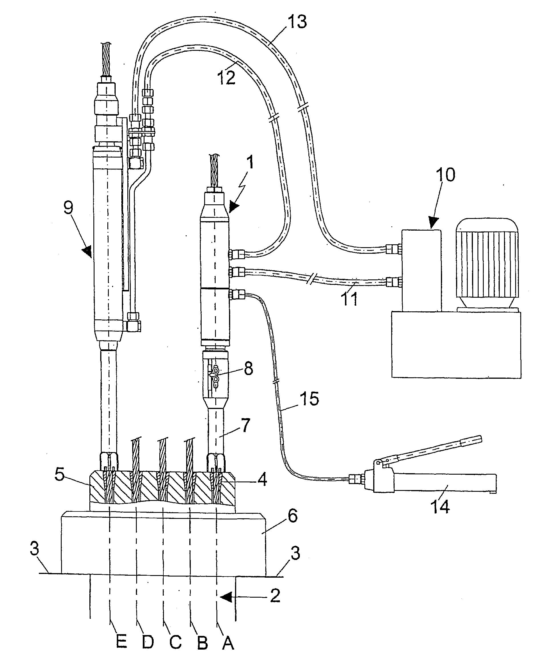 Device and method for controlling a prestressing jack when tensioning a tendon