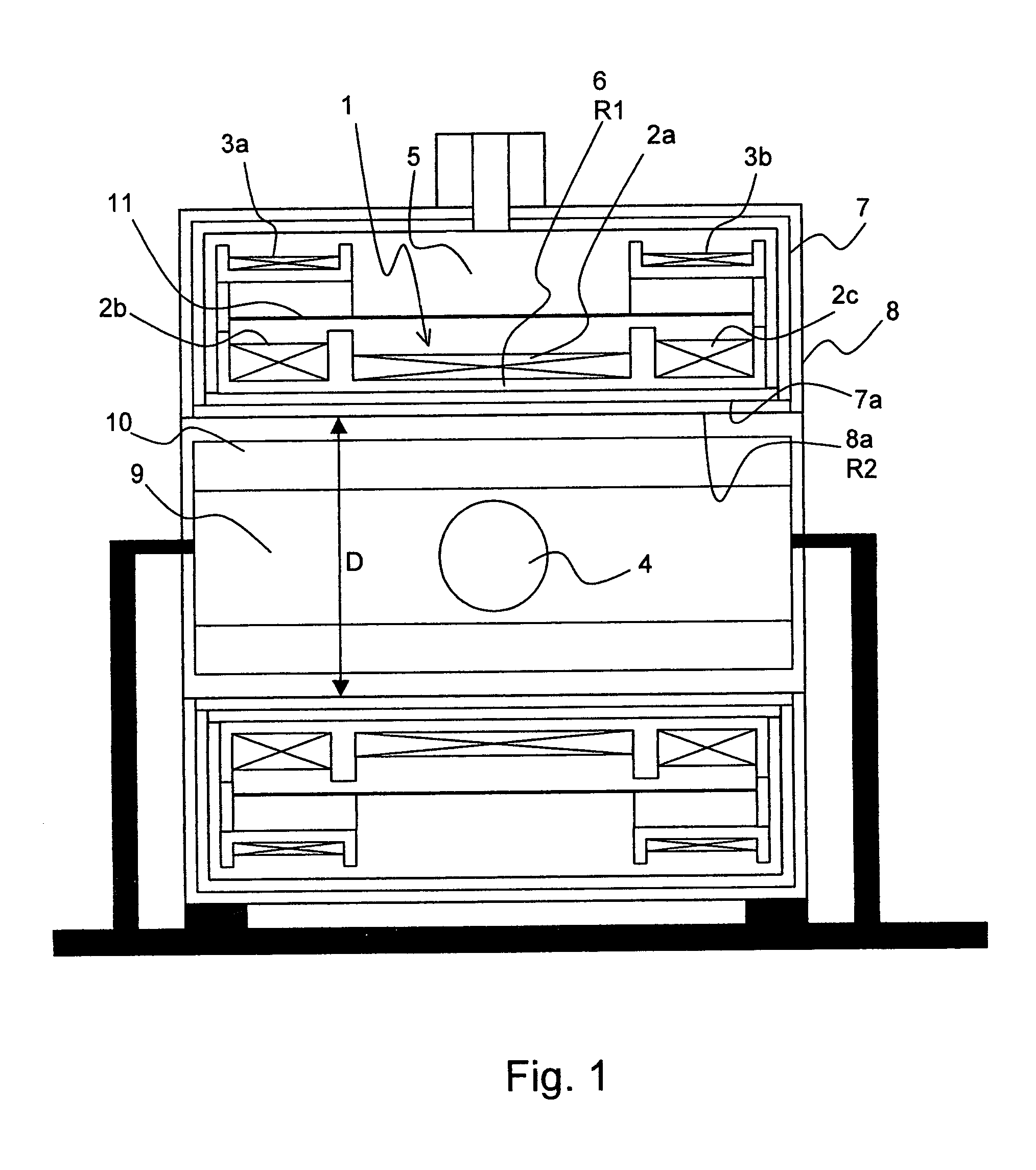 Superconducting magnet configuration with reduced heat input in the low temperature regions