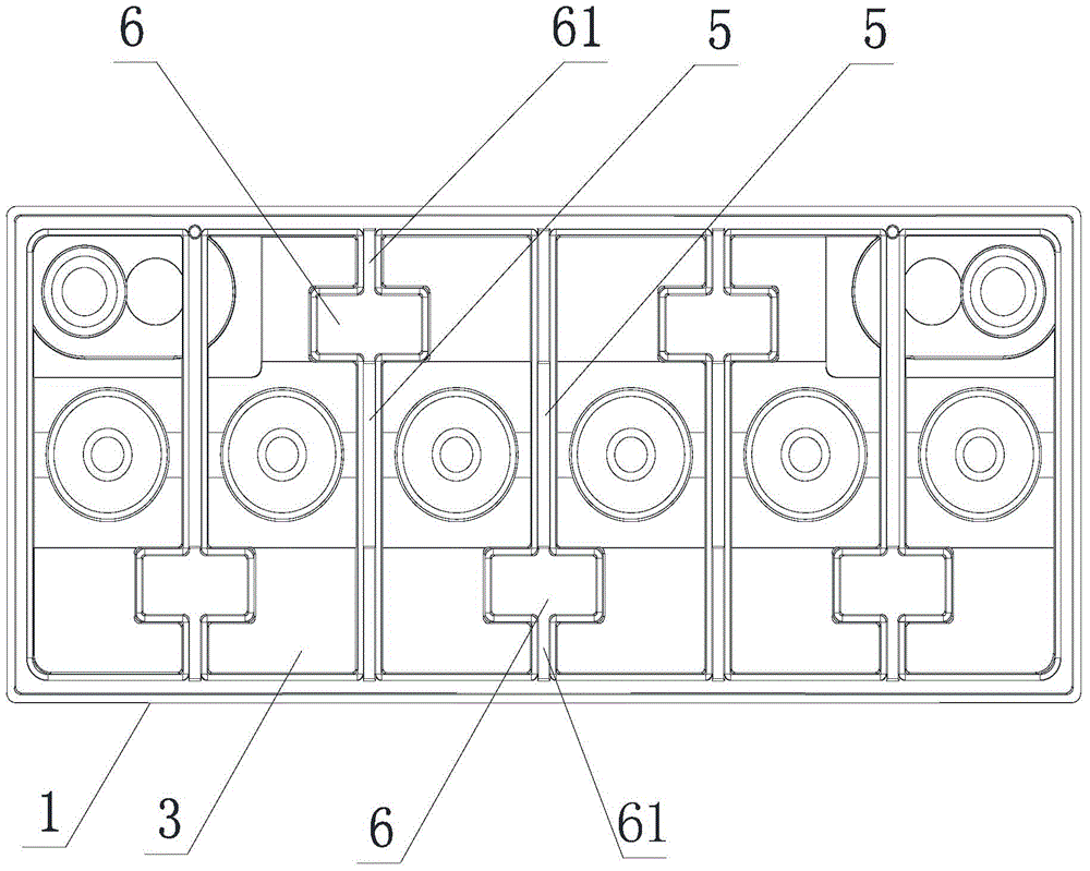 Middle cover structure of storage battery