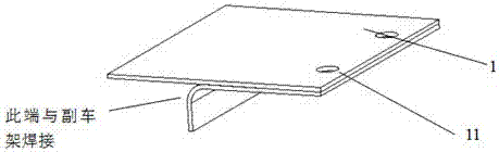 Vibration-isolating lifting lug device connecting an exhaust pipe to a sub-frame