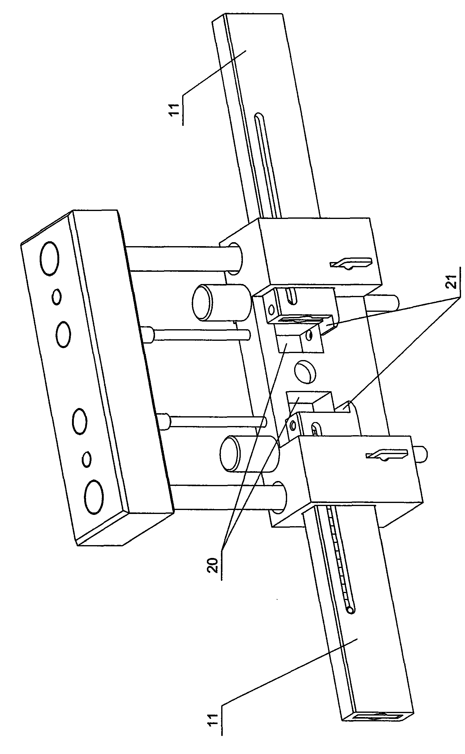 Elastic straight pin feeding device used for producing low-voltage circuit breakers