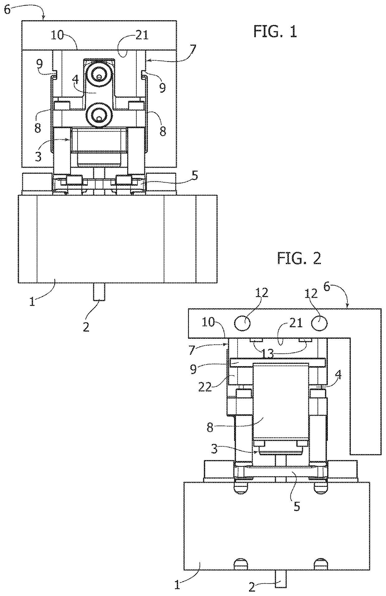 Apparatus for injection molding of plastic materials
