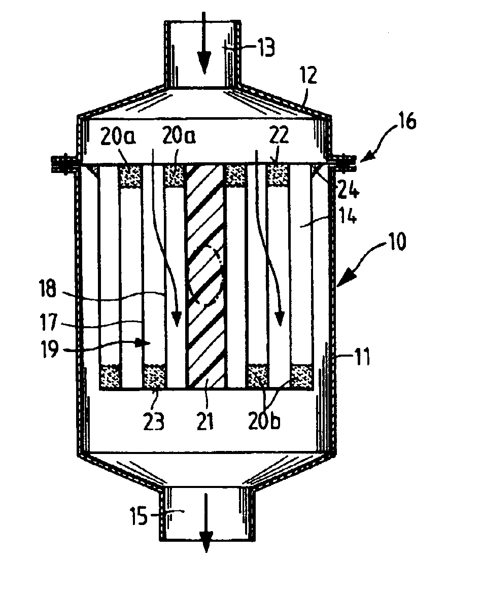 Filter element with end face inlets and discharge outlets