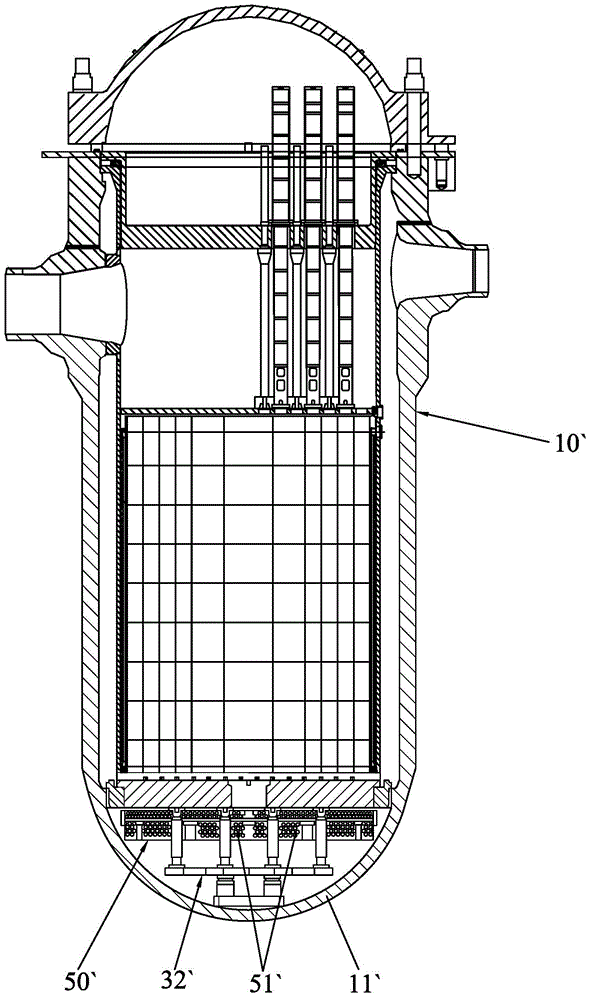 Flow distribution device and nuclear reactor component with same
