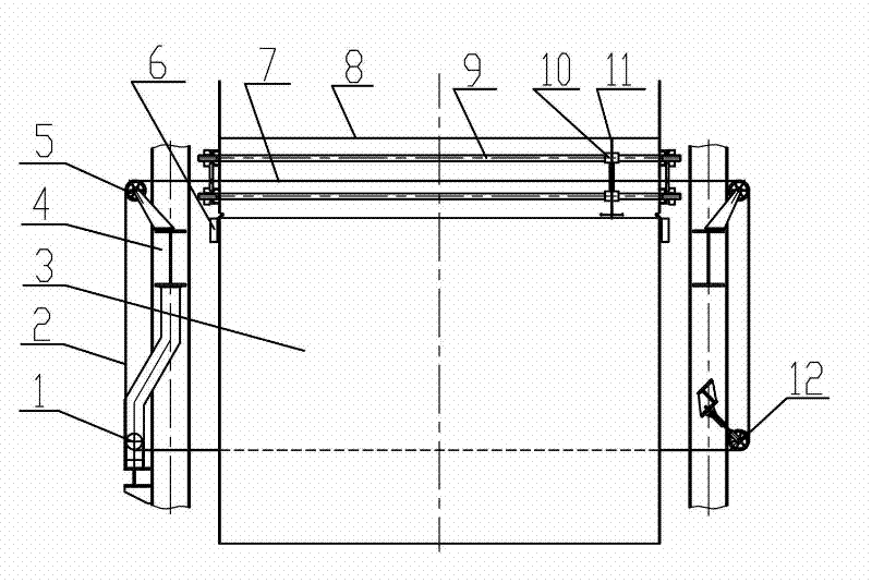 Grate distributing hopper with automatic swiping device