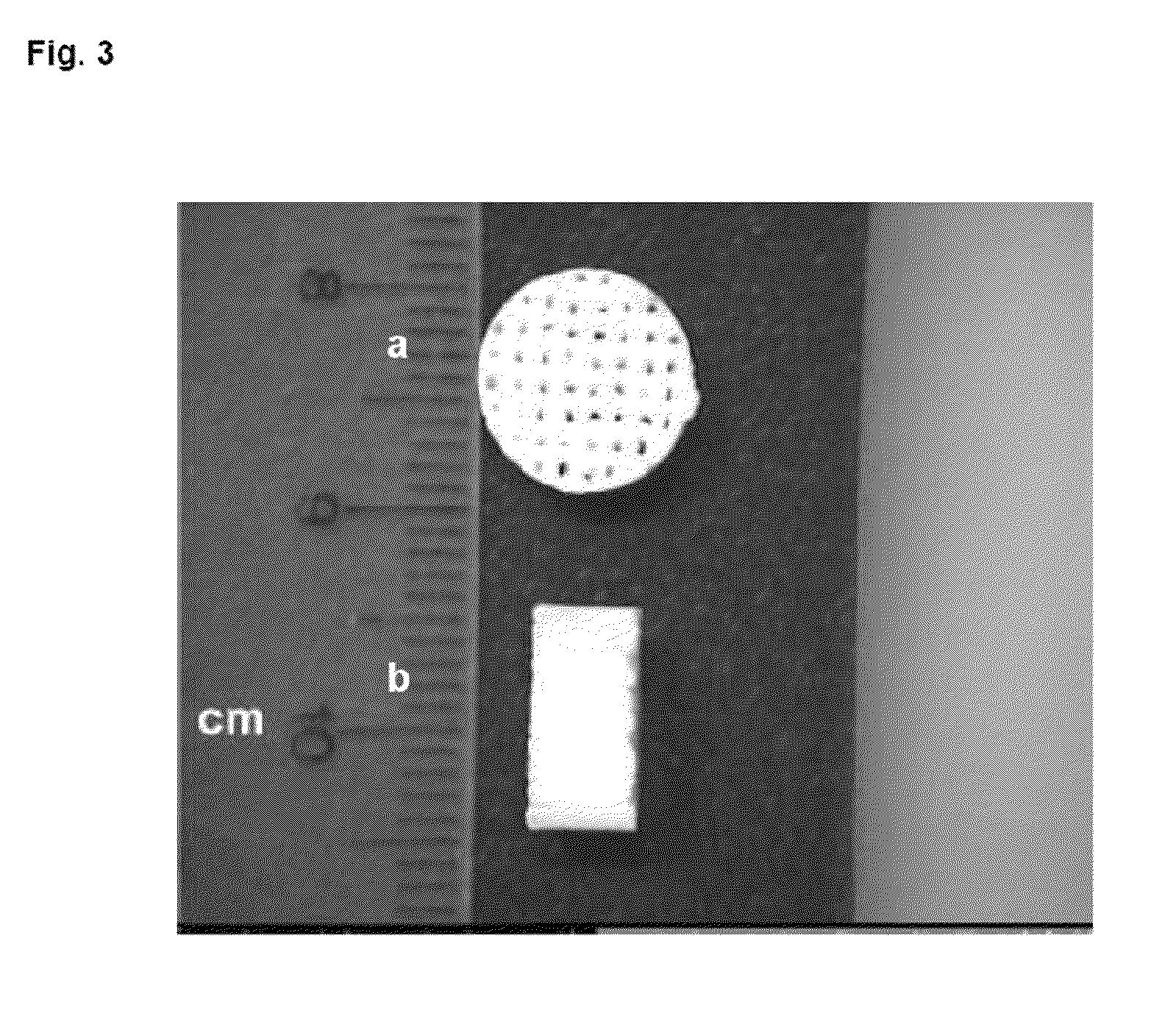 Three-dimensional matrices of structured porous monetite for tissue engineering and bone regeneration, and method of the preparation thereof