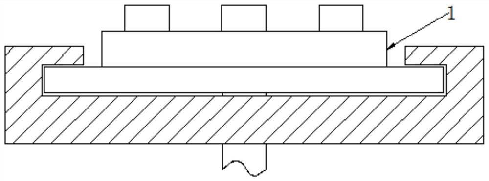 A metal material processing device with higher working efficiency and rotary linkage stamping