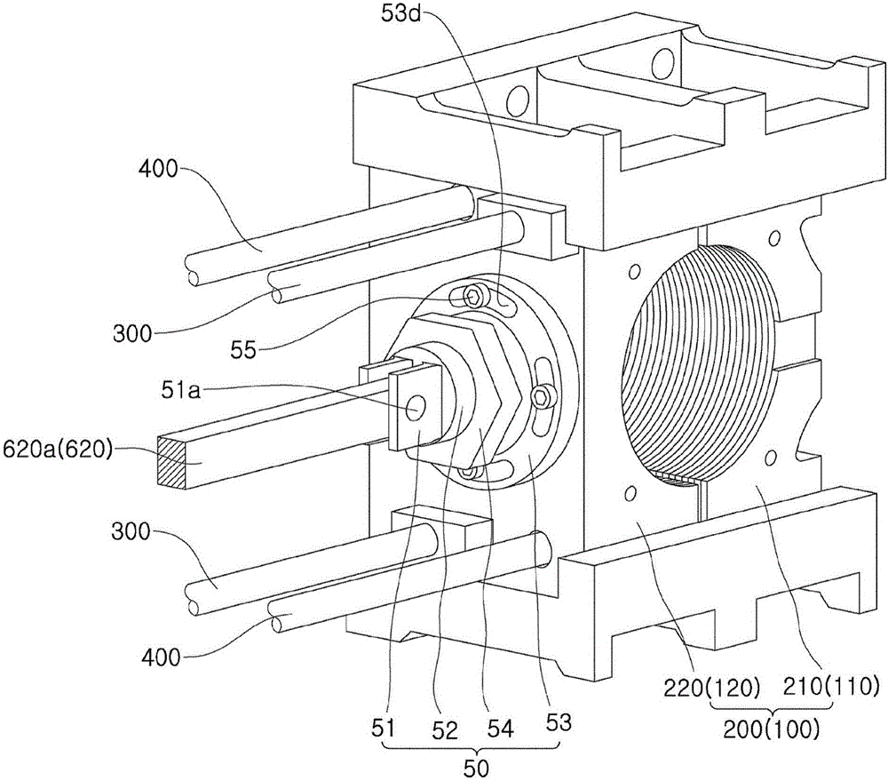 Gap correction mechanism and half nut fastening device of injection molding machine having same
