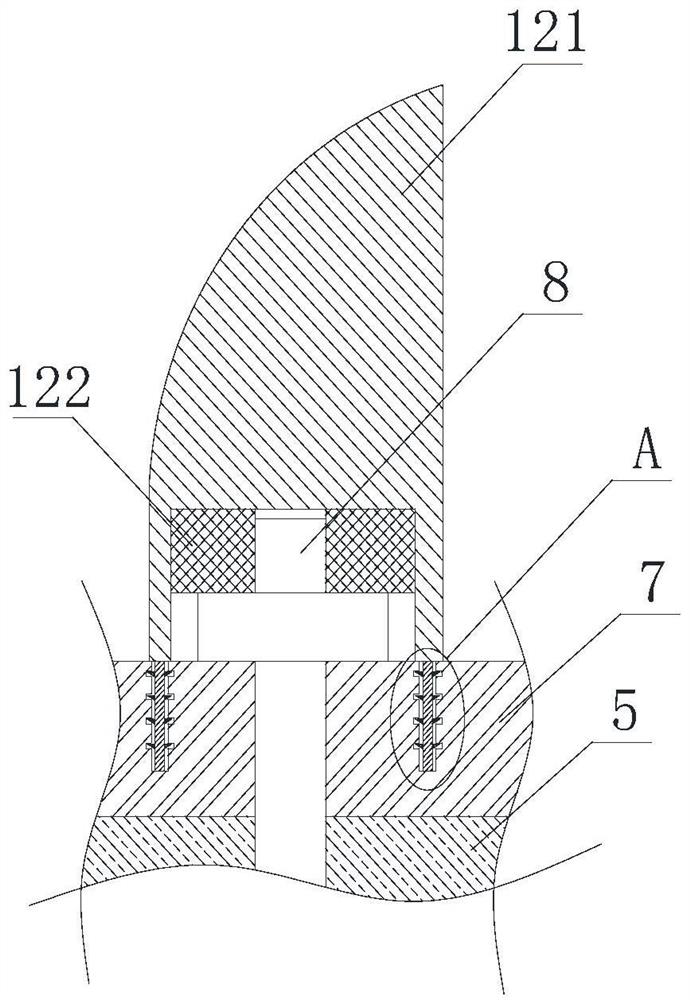 A single-roller crusher with a toothed nut sleeve