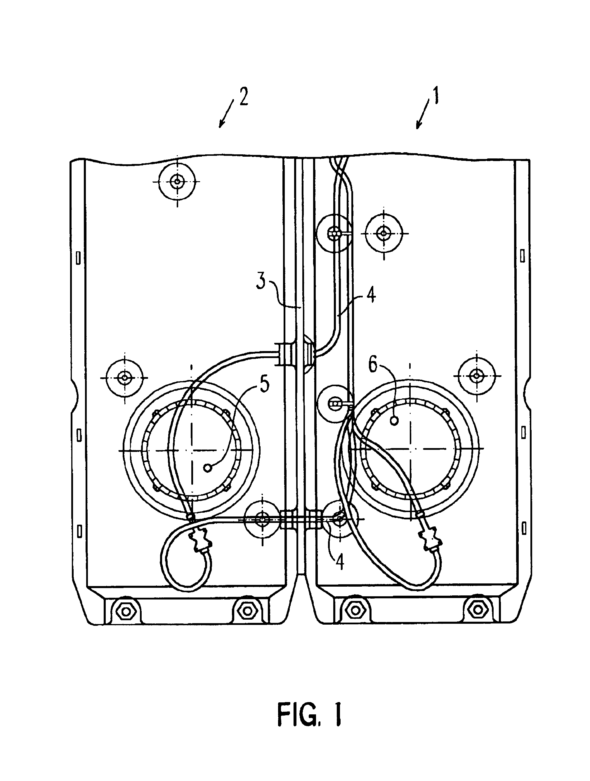 Connection arrangement to connect two flexible tanks of an aircraft