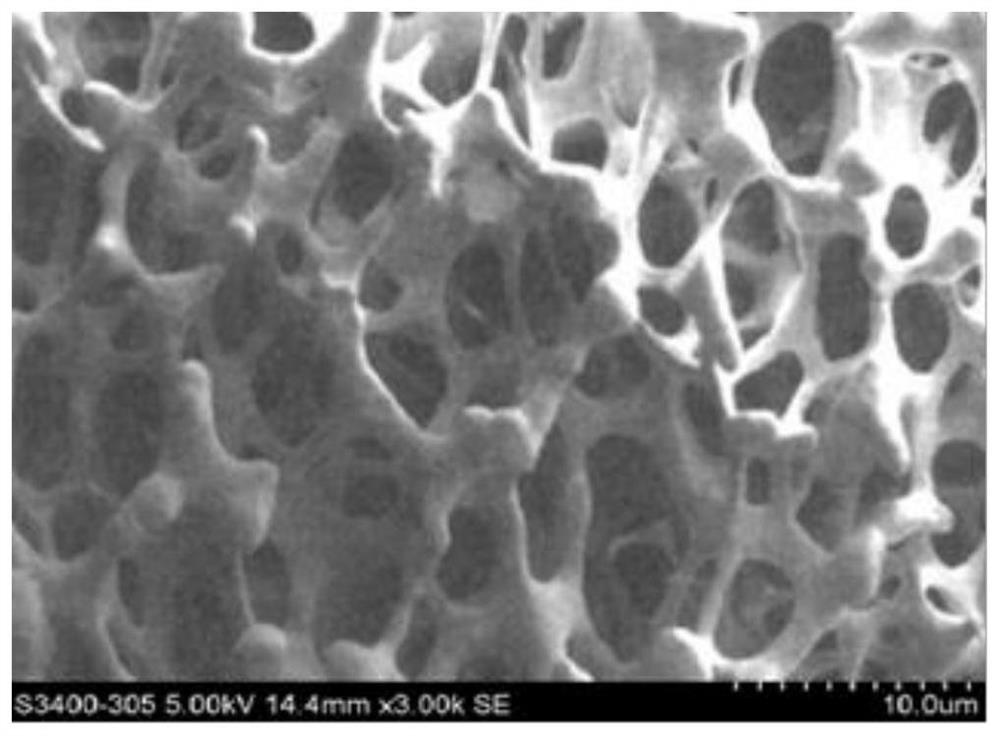 A medium cigarette tip containing large particle solid fragrance beads and its preparation method