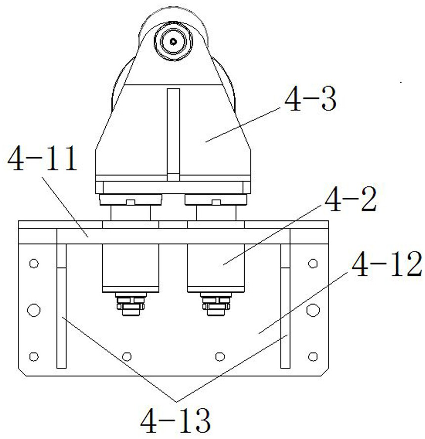 A device for eliminating the weld gap between the tank body and the annular rib plate