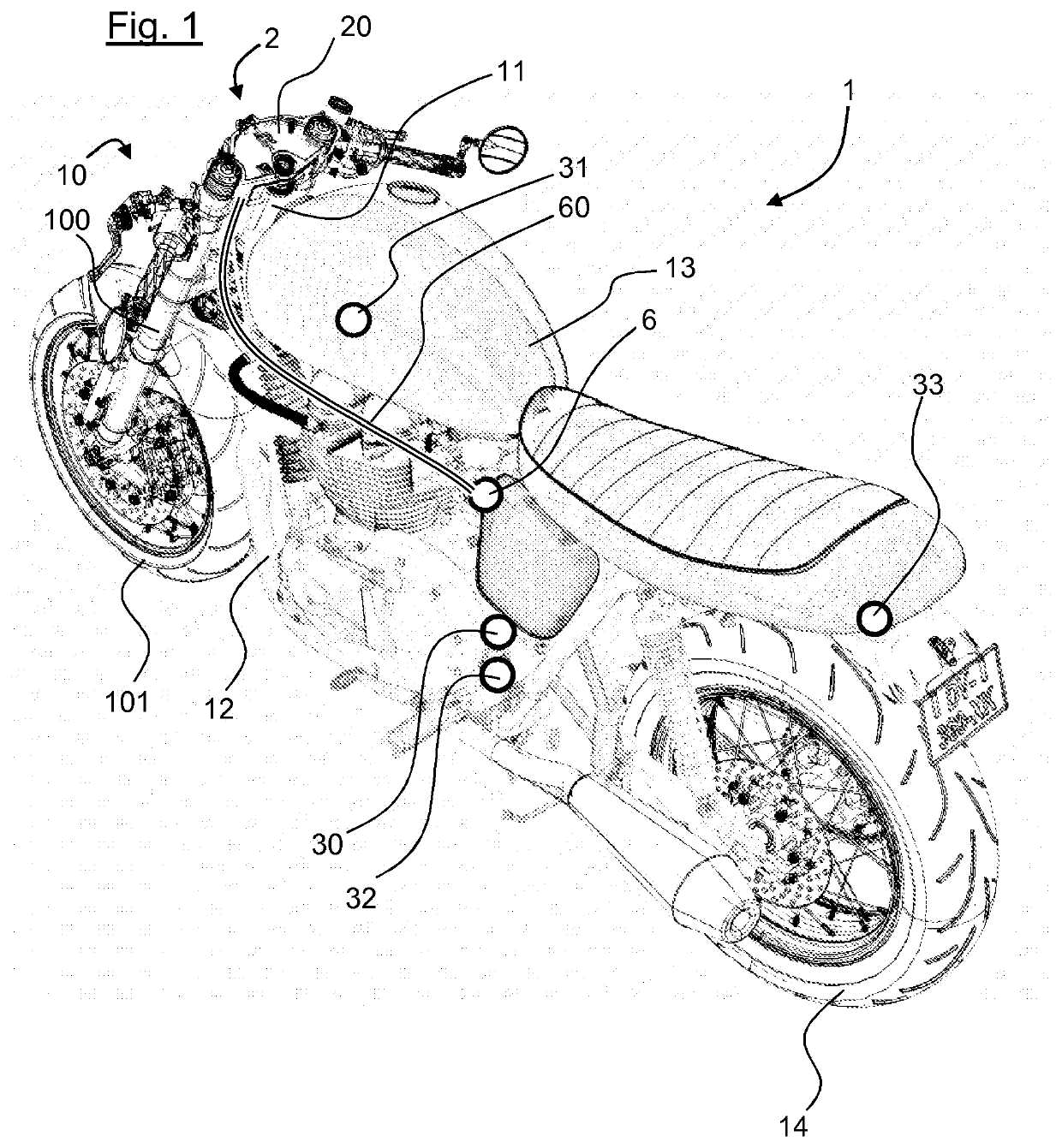 Motorized vehicle comprising a connected fork crown