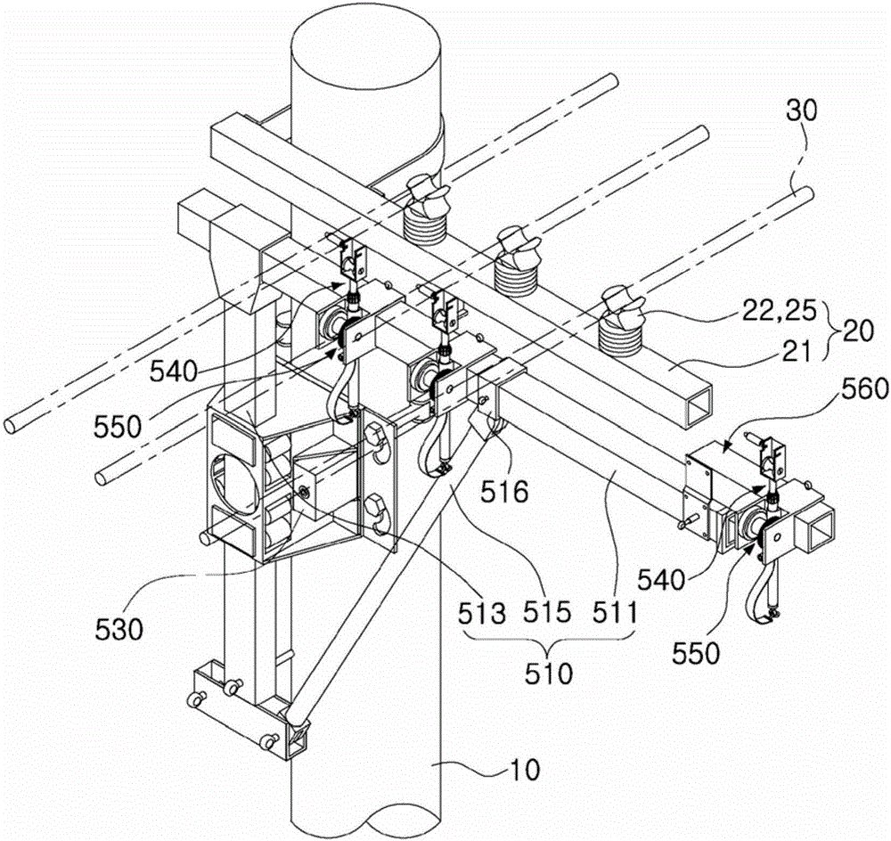 Auxiliary device for power distribution facility live-line working, and power distribution facility live-line working method using same