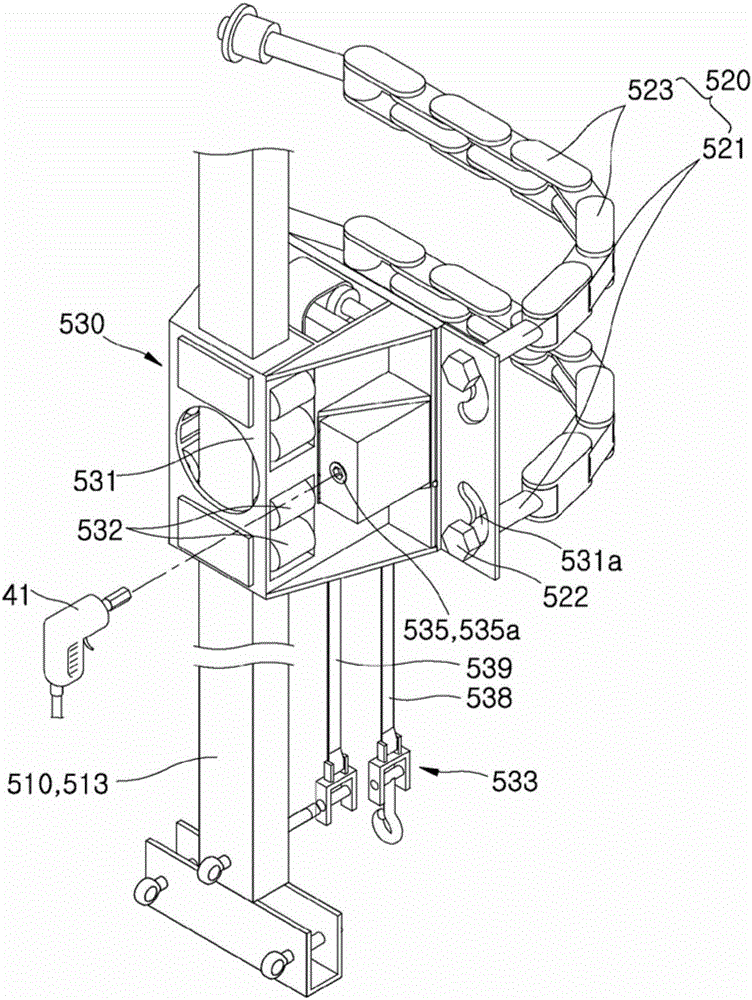 Auxiliary device for power distribution facility live-line working, and power distribution facility live-line working method using same