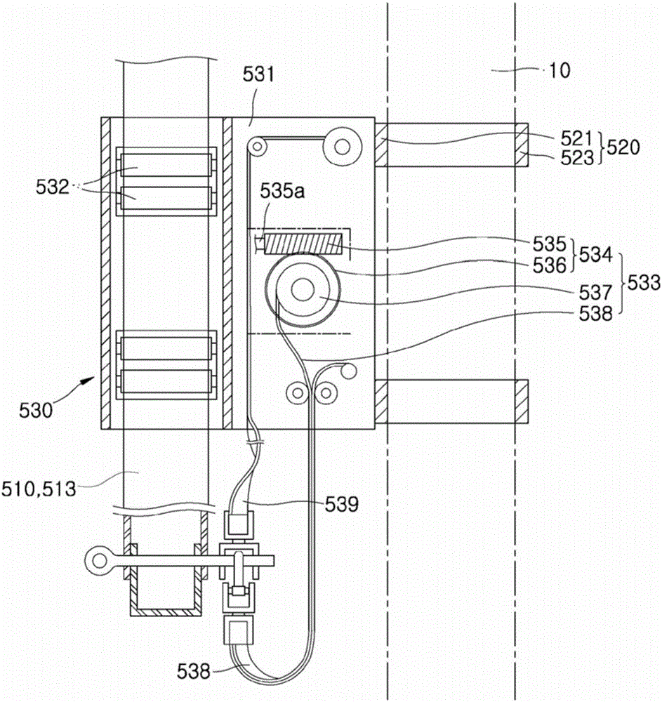 Auxiliary device for power distribution facility live-line working, and power distribution facility live-line working method using same