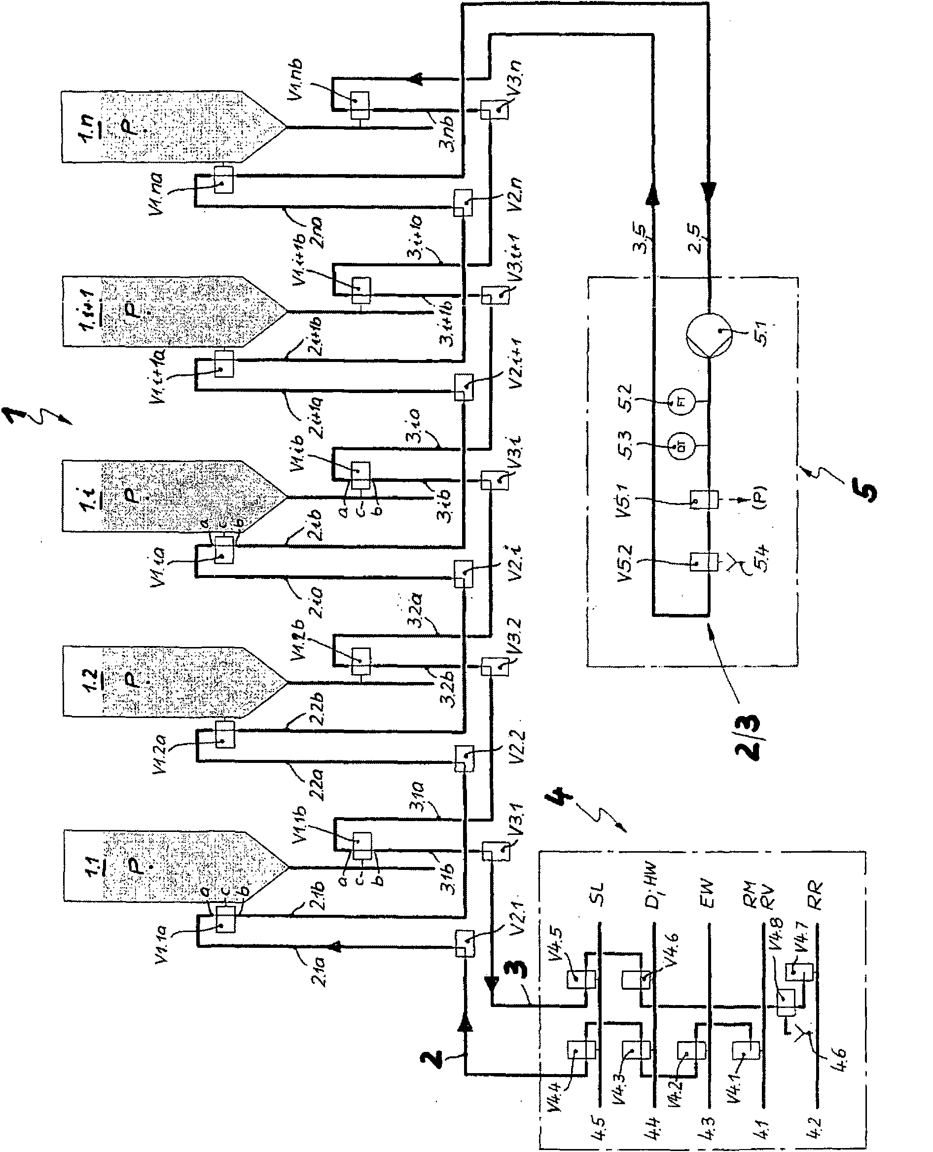 Arrangement and method for the automatic sampling in a storage tank system interconnected to a pipe system for supplying cleaning fluids