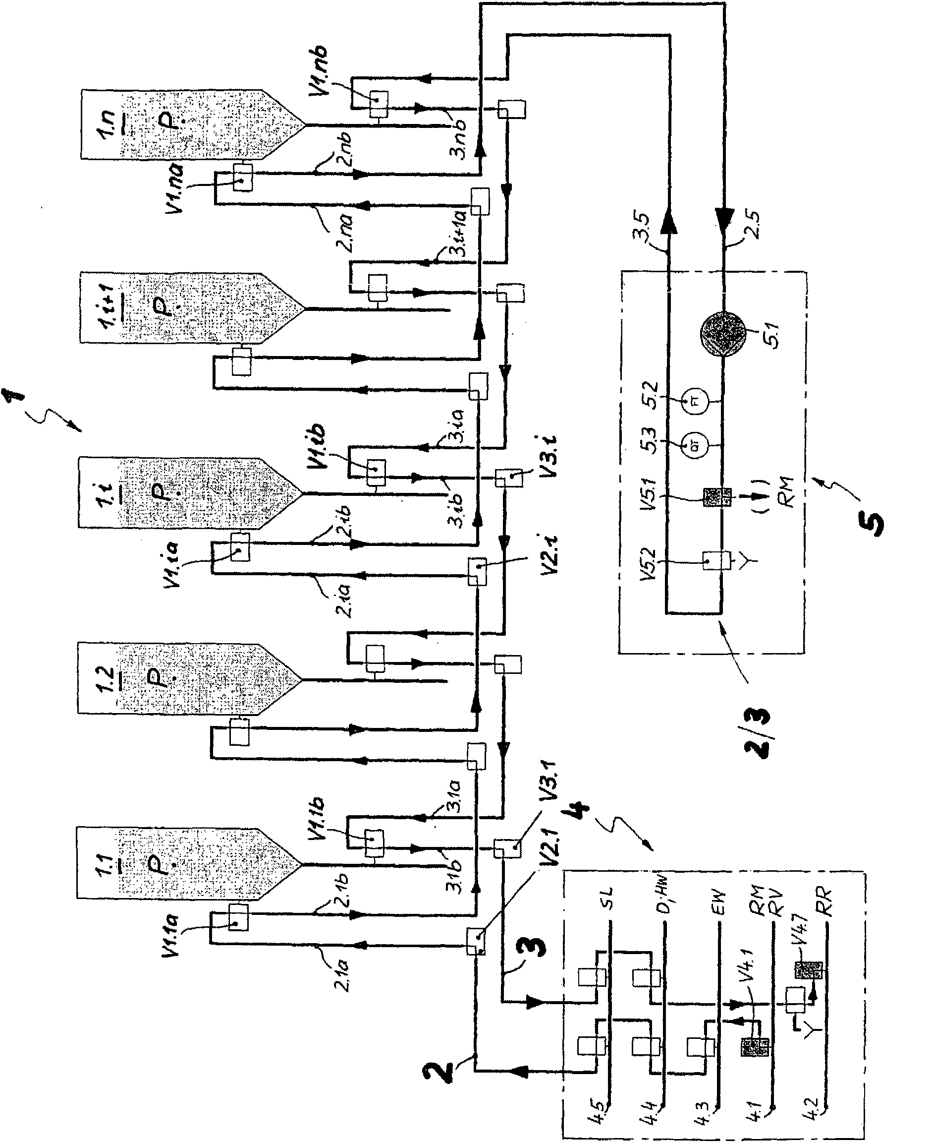 Arrangement and method for the automatic sampling in a storage tank system interconnected to a pipe system for supplying cleaning fluids