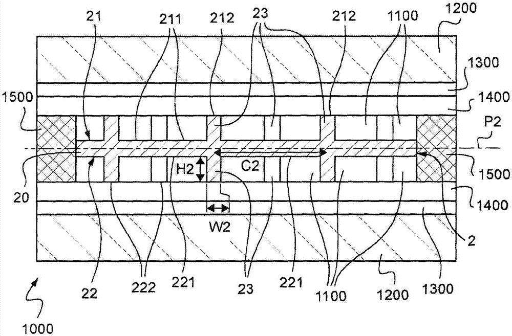 Thin-film alignment layer provided with integrally-formed spacing structures and forming an intermediate layer for an optical article comprising liquid crystals