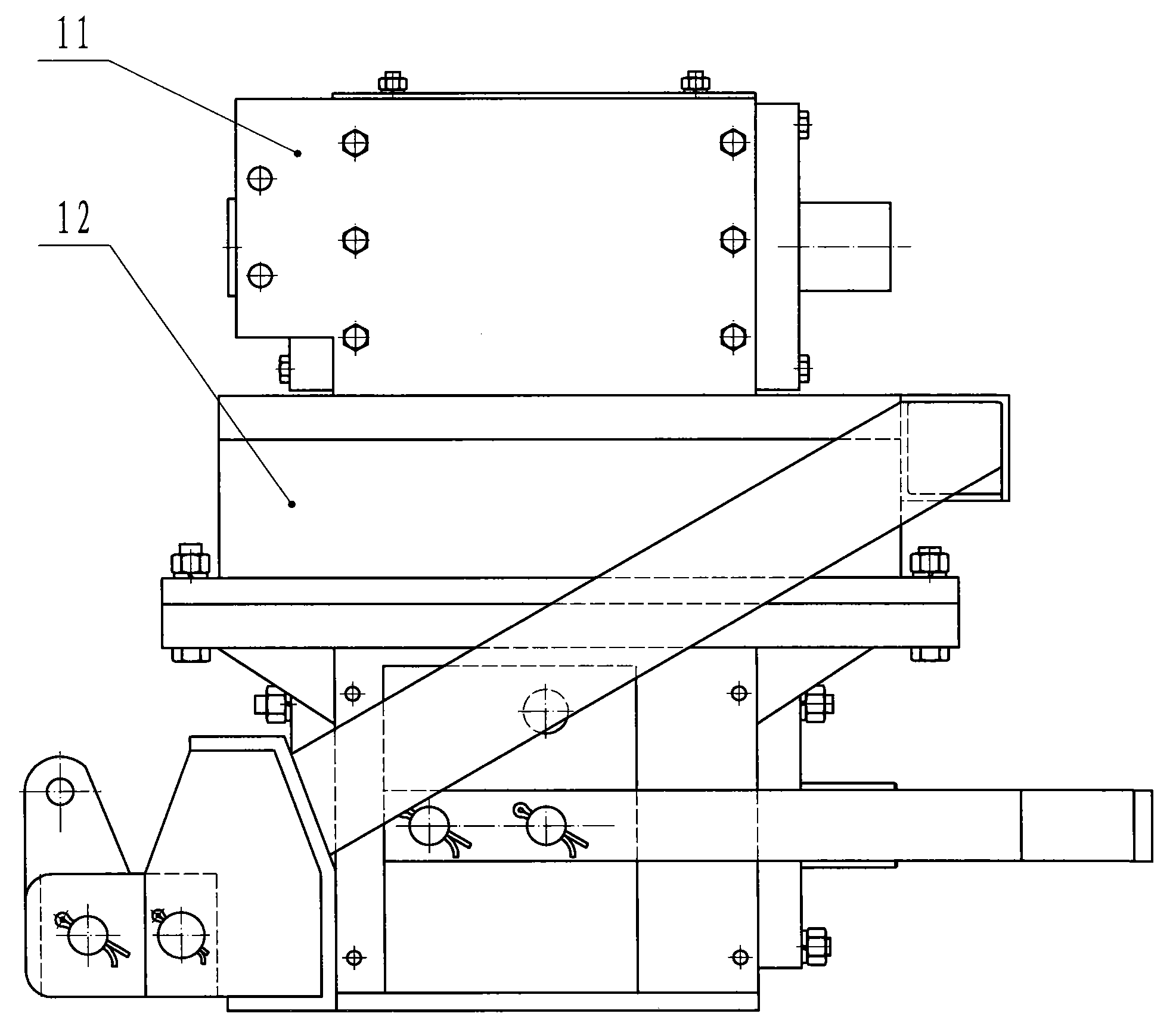 Vertical shaft rotation type drawing mechanism for forage grass cutting flatting mill