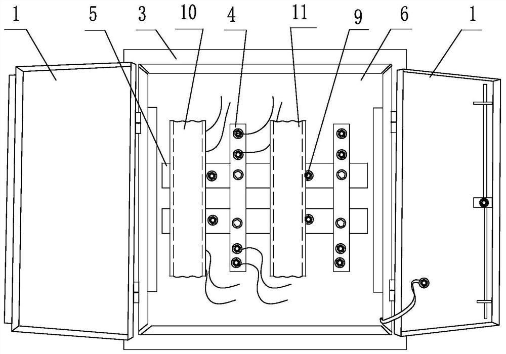 A live connection method for isolating live parts in a low-voltage cable branch box