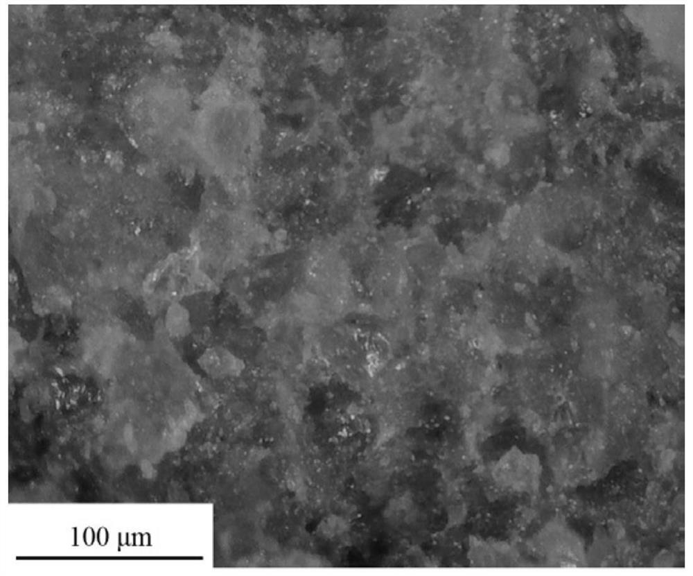 Organic acid liquid treatment method for enhancing and maintaining fracture conductivity of compact sandstone reservoir