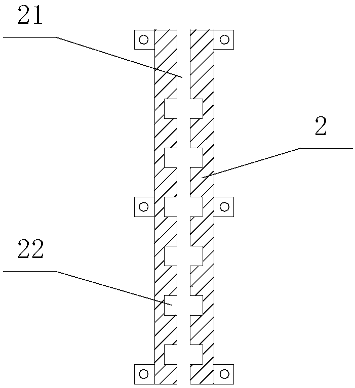 Weir gate limiting device, catch basin and weir gate provided with limiting device