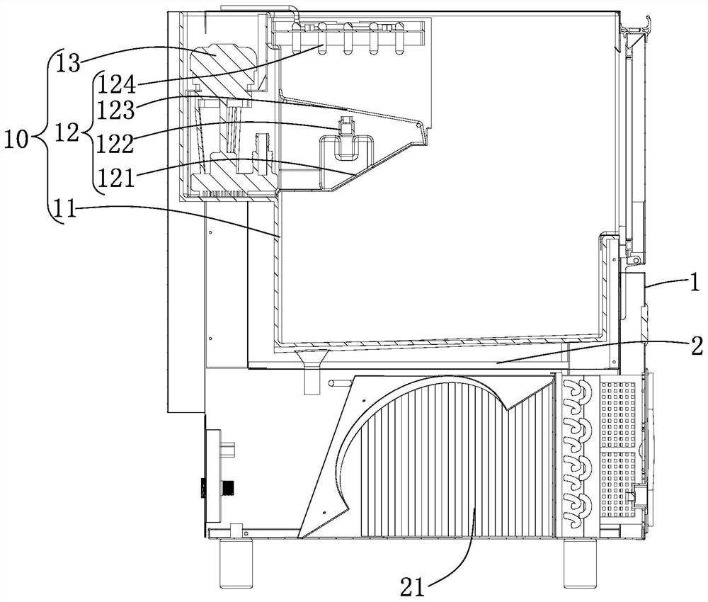 Bullet ice maker with built-in water pump