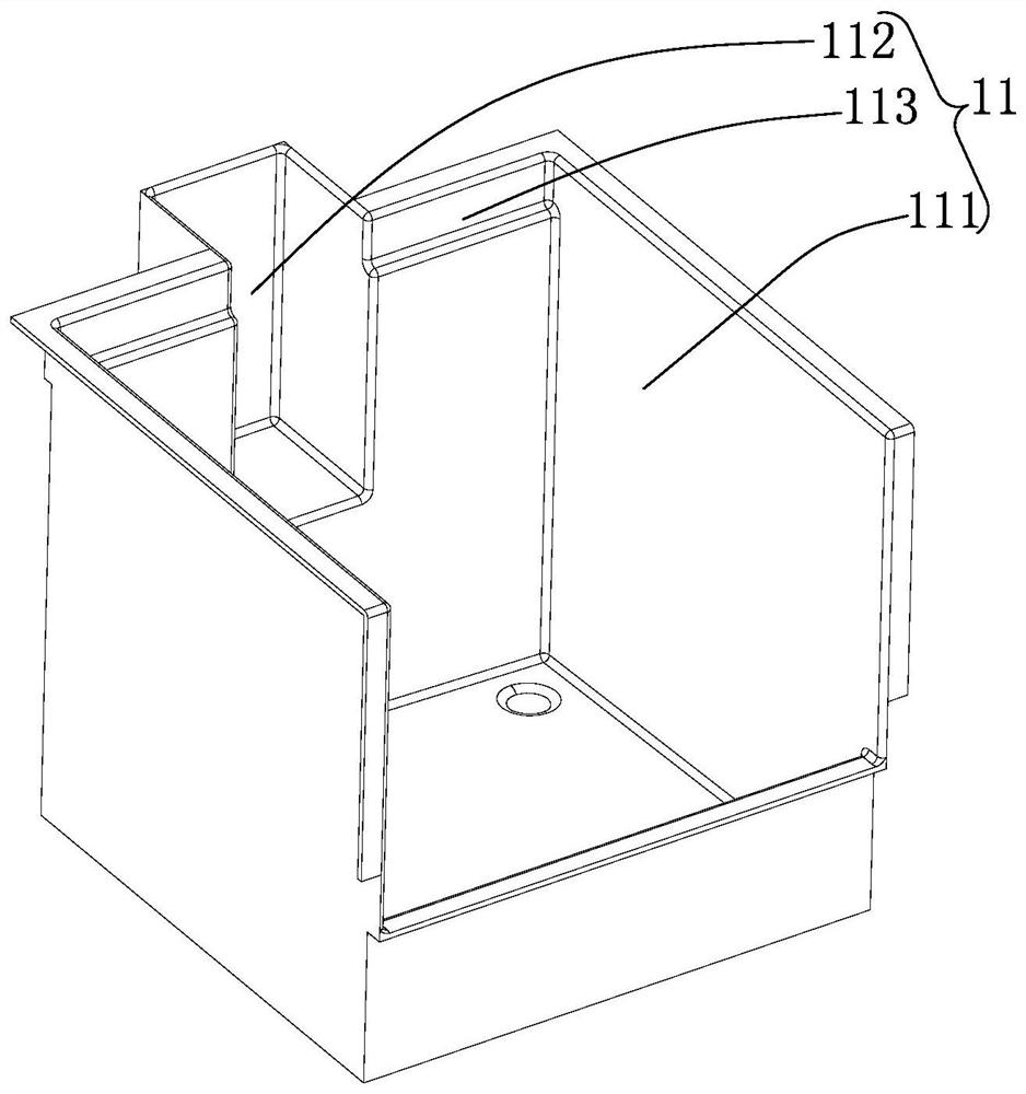 Bullet ice maker with built-in water pump