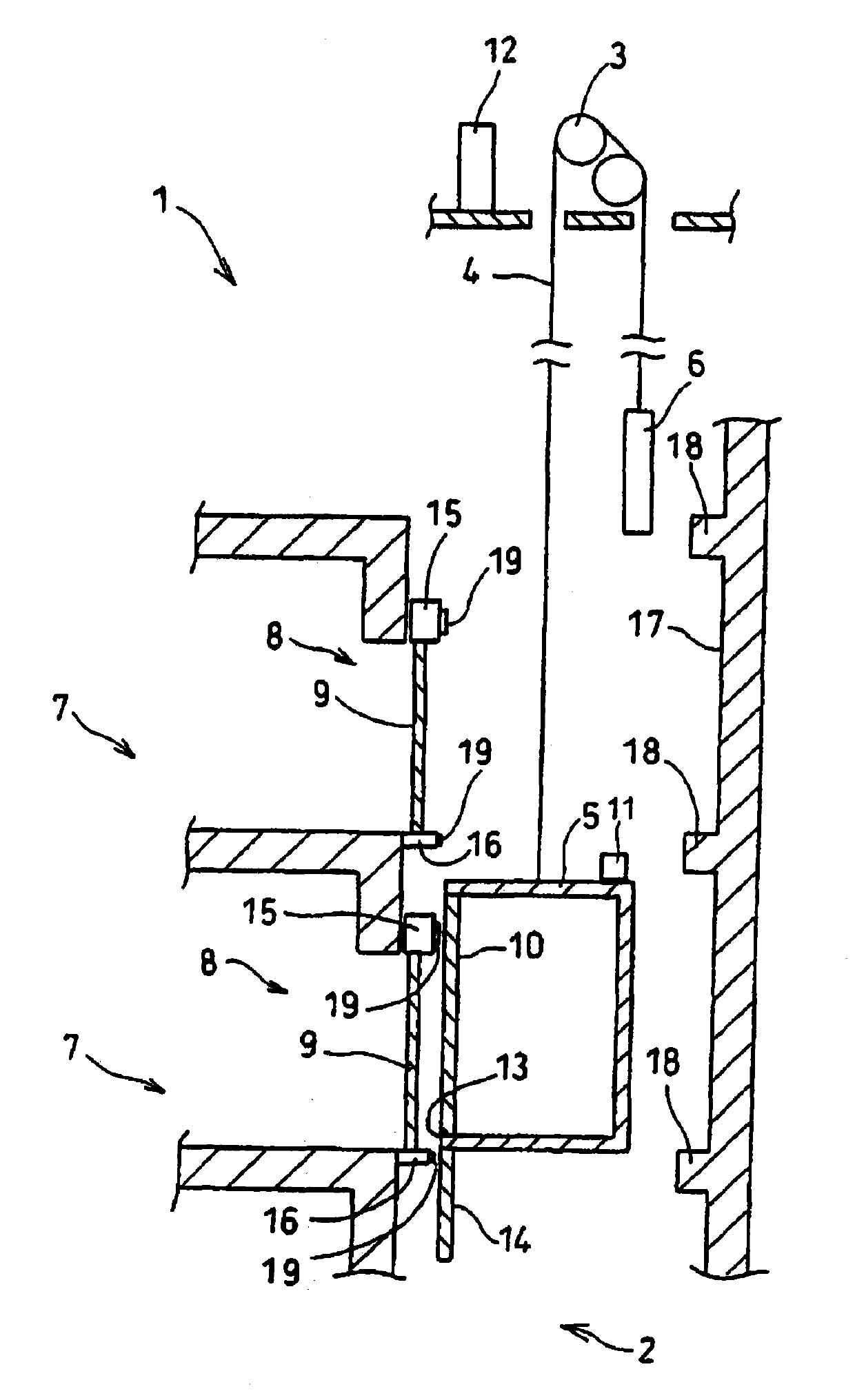 Elevator and elevator noise reducing method