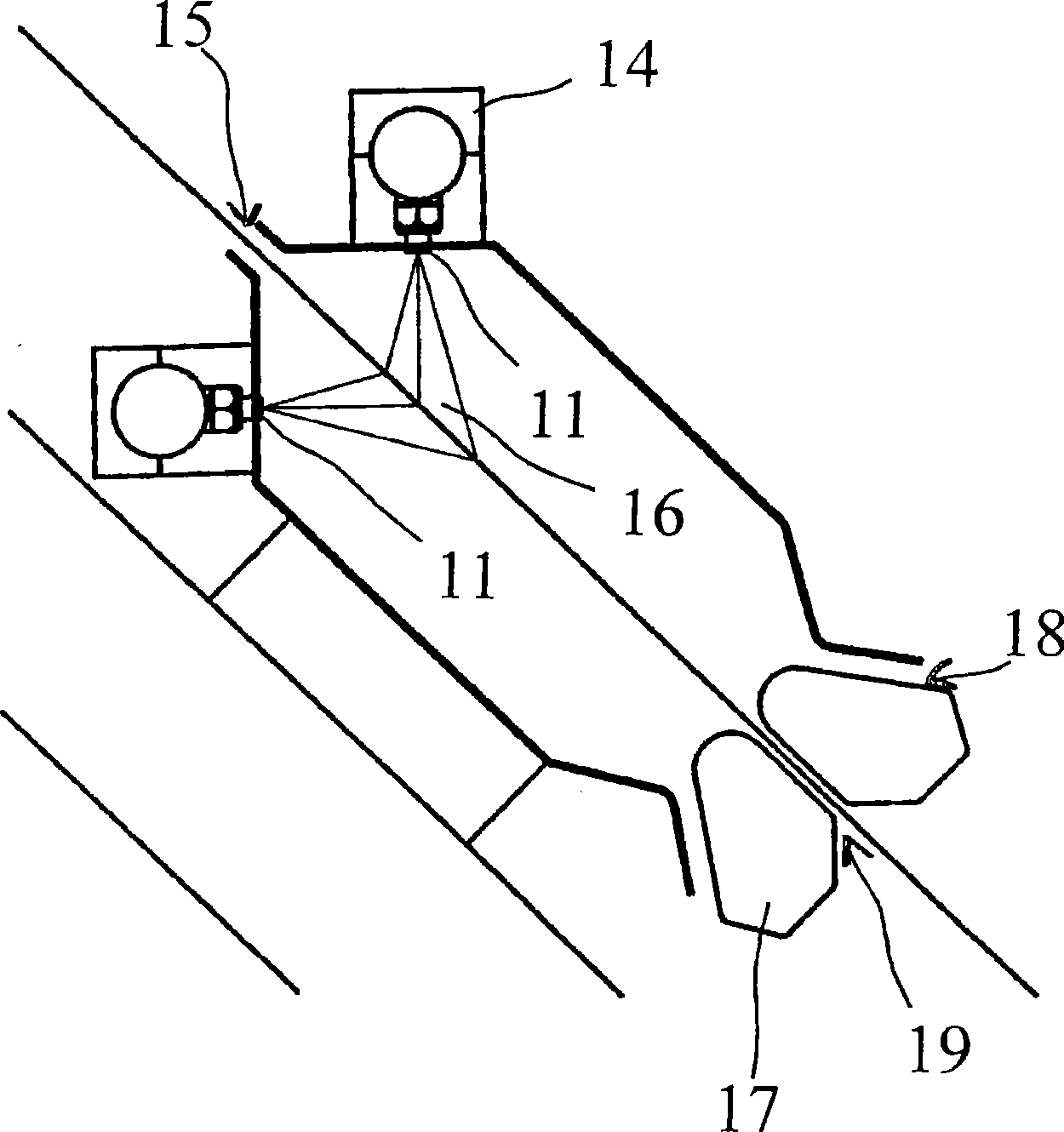 Method and apparatus for treating a fibre web