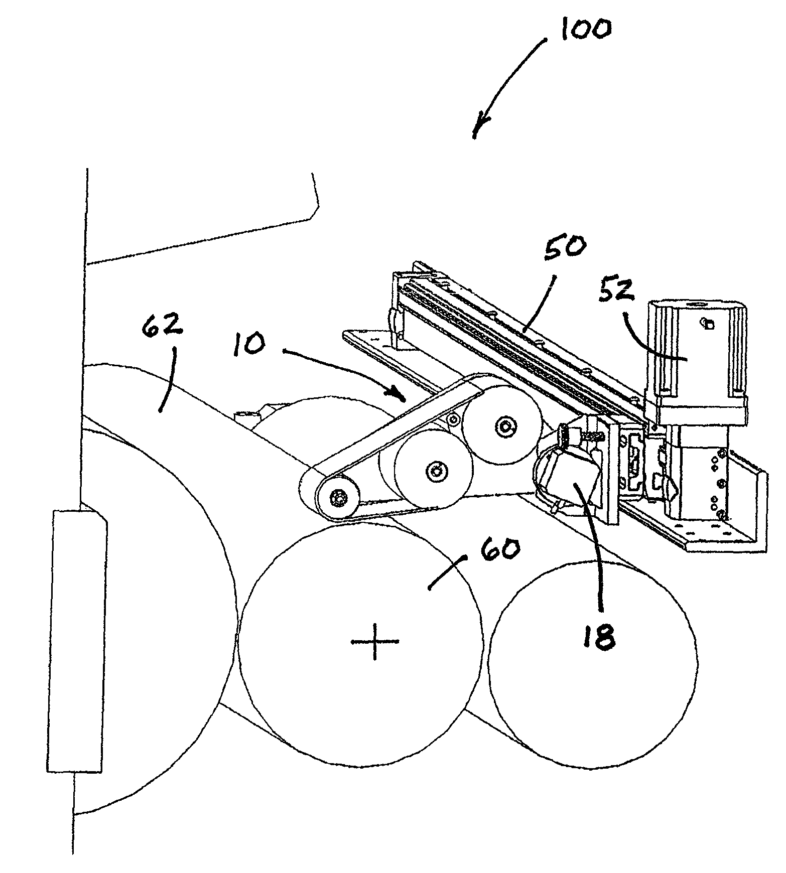 Apparatus, assembly and method for dry cleaning a flexographic printing plate carried on a plate cylinder that includes optimized cleaning functionalities