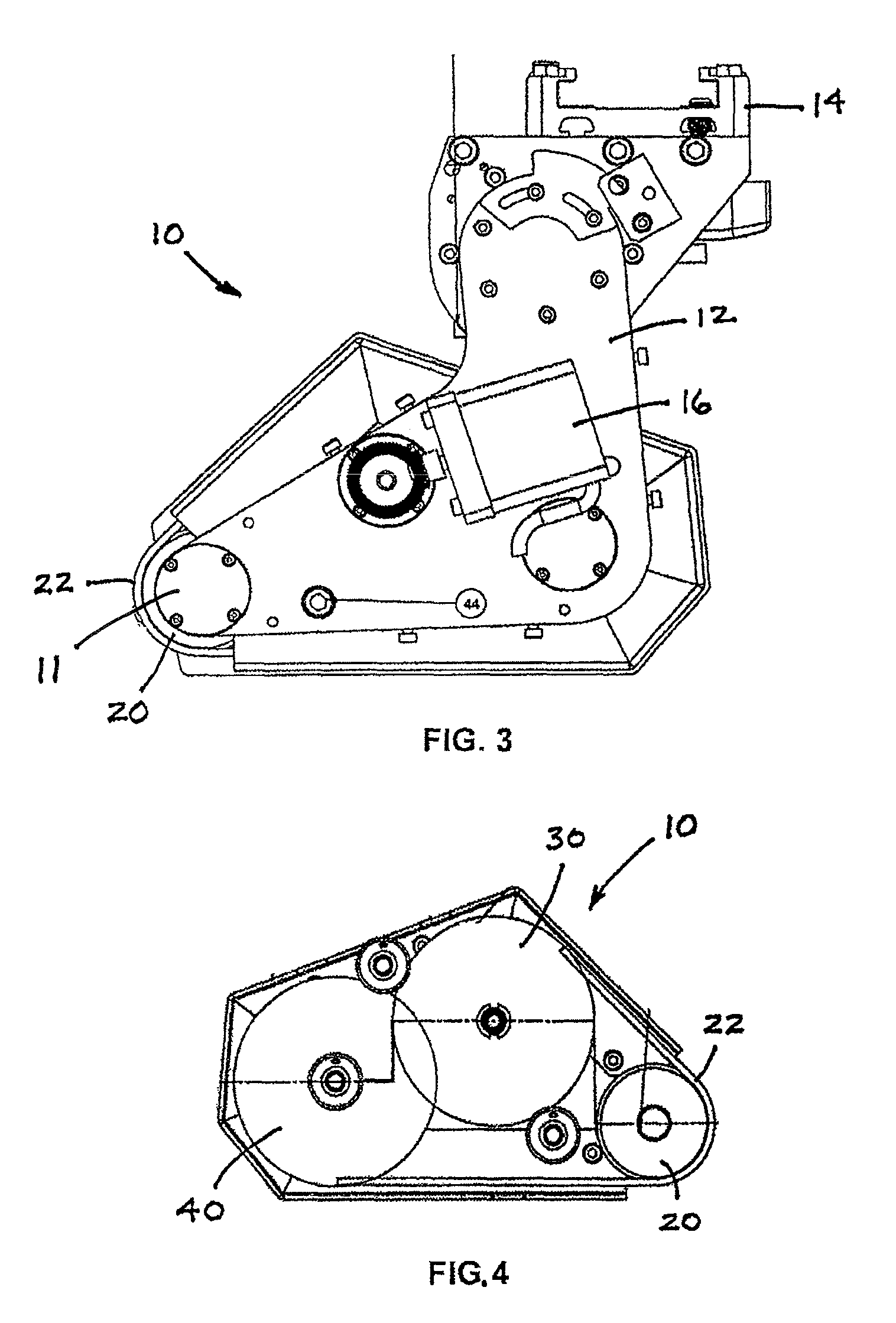 Apparatus, assembly and method for dry cleaning a flexographic printing plate carried on a plate cylinder that includes optimized cleaning functionalities