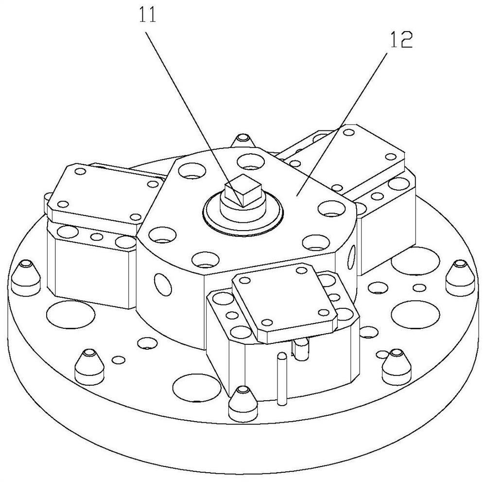 Self-centering tool suitable for gear