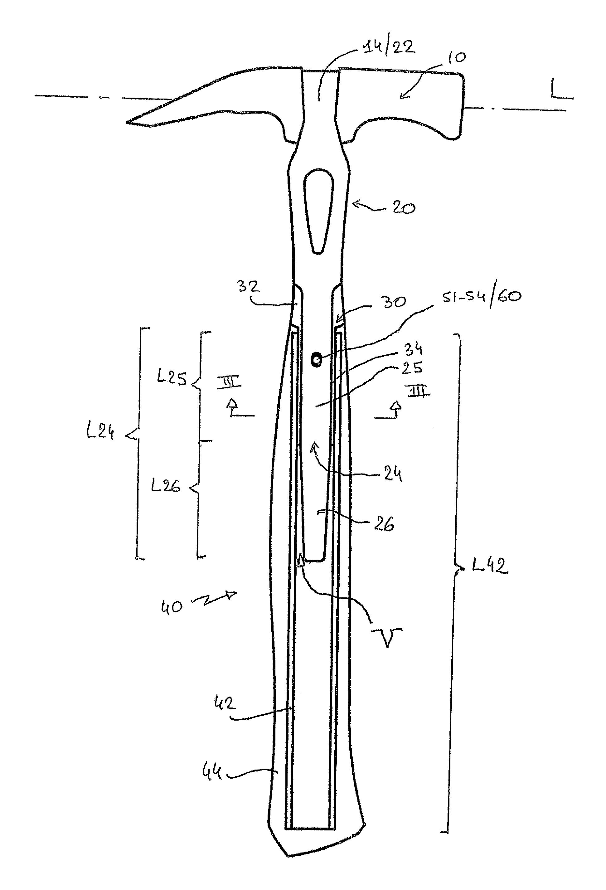 Hand-operated striking tool enabling vibrations to be reduced, and method for manufacturing
