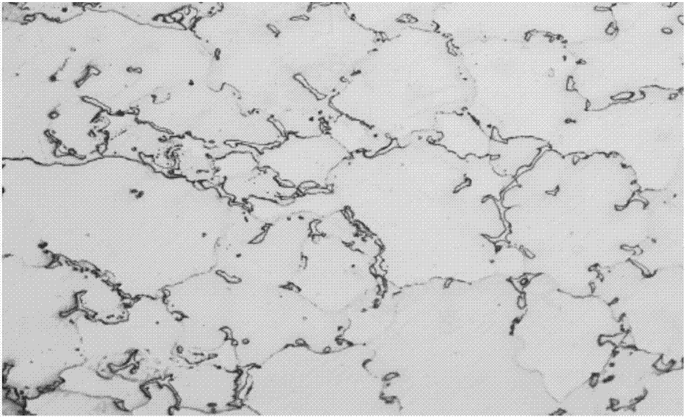 A preparation method for reducing the segregation of zirconium compounds in zk61m zirconium-containing magnesium alloy ingots