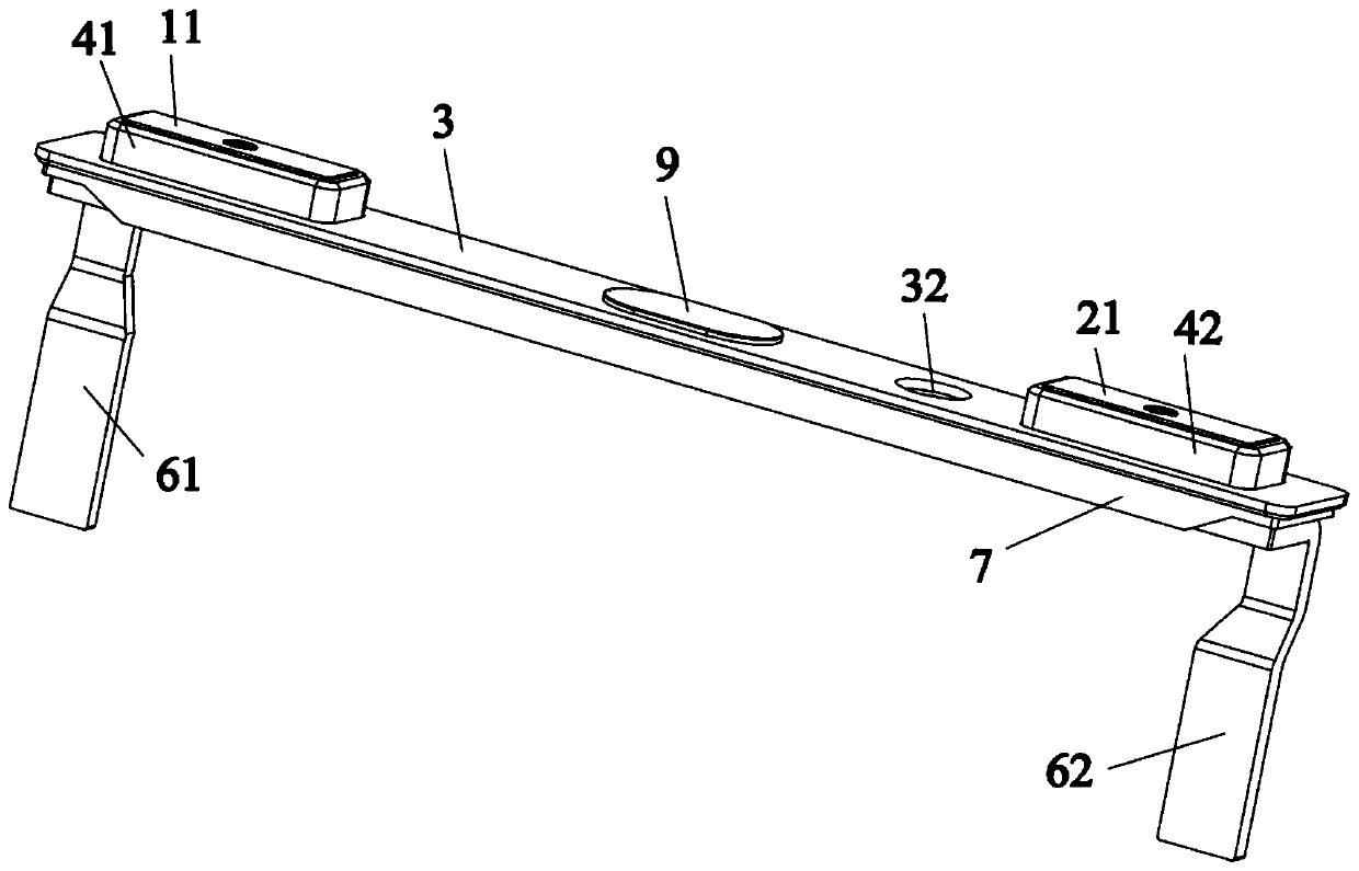 Structure and method for assembling battery top cover and pole