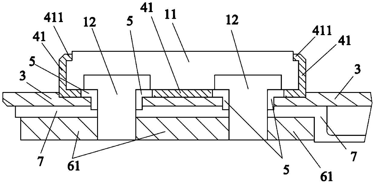 Structure and method for assembling battery top cover and pole