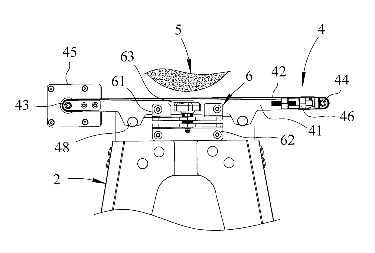 Grinding machine with adjustable work bench